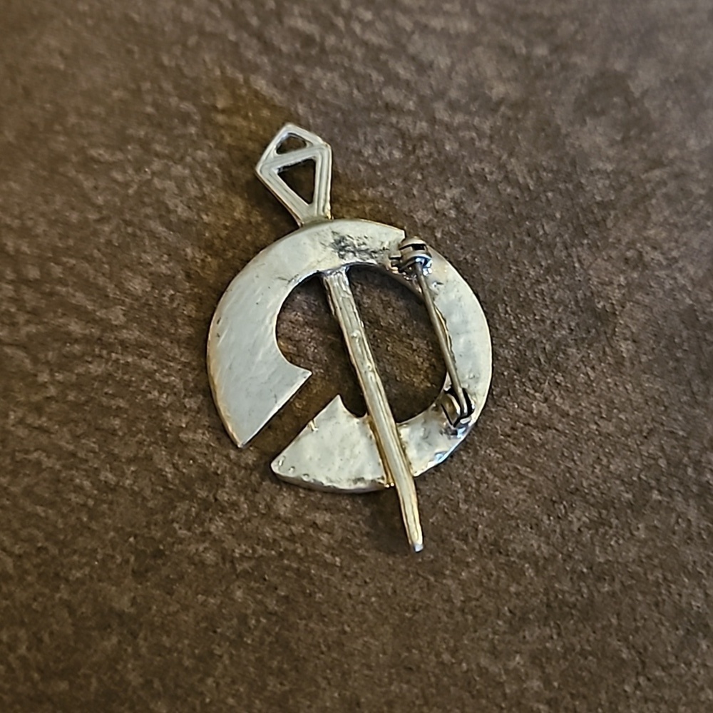 Vintage 1970s Silvertone Celtic Sword and Shield Unisex Brooch Pin - Picture 5 of 5
